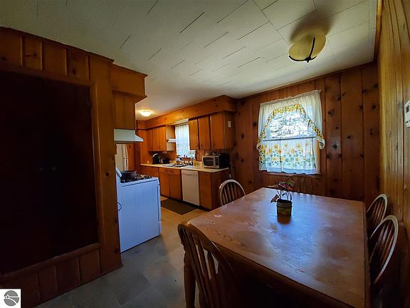 3rd image of 85 N Park St
