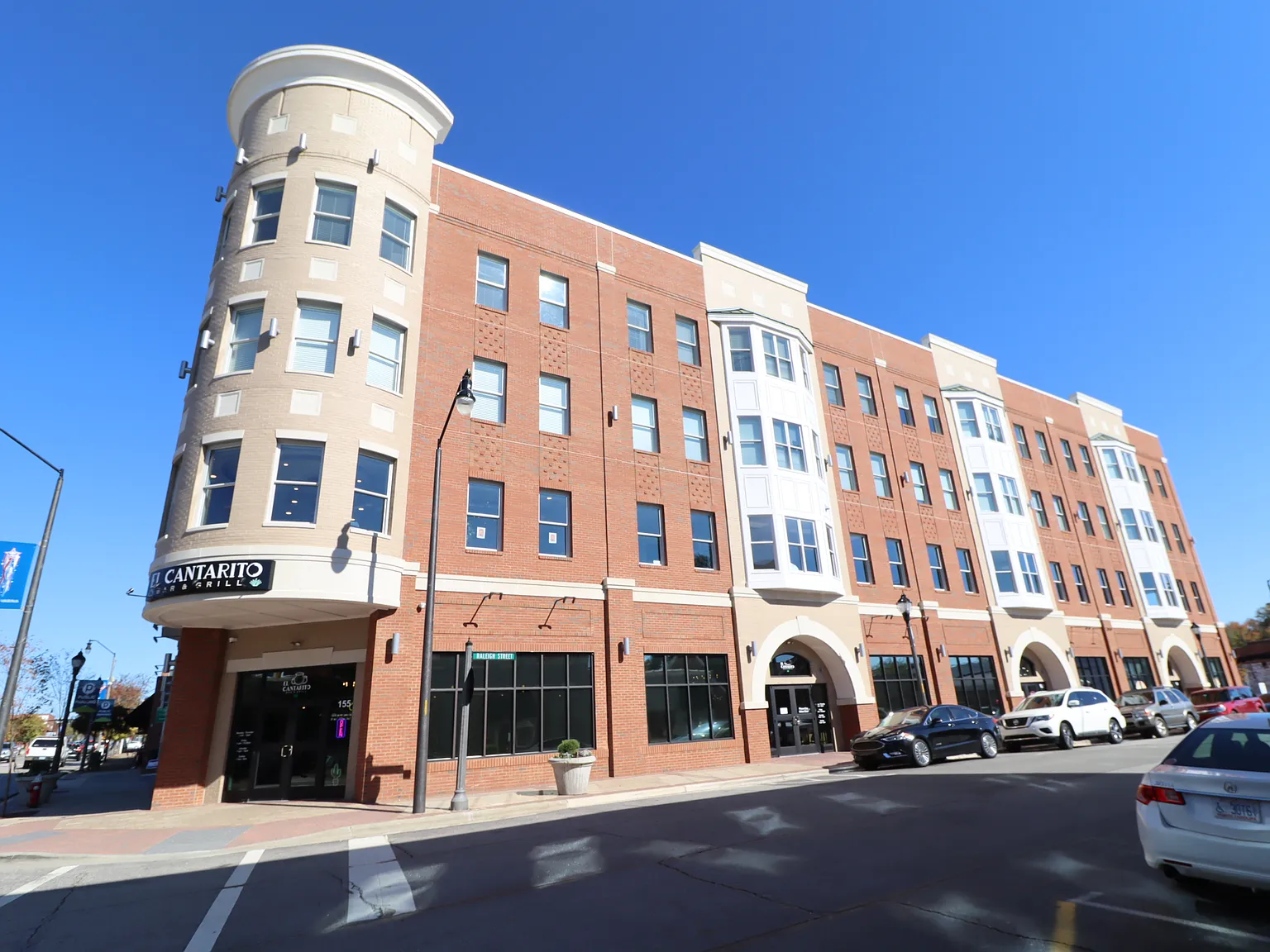Gorgeous Luxury Condo Available Immediately — Photo 1