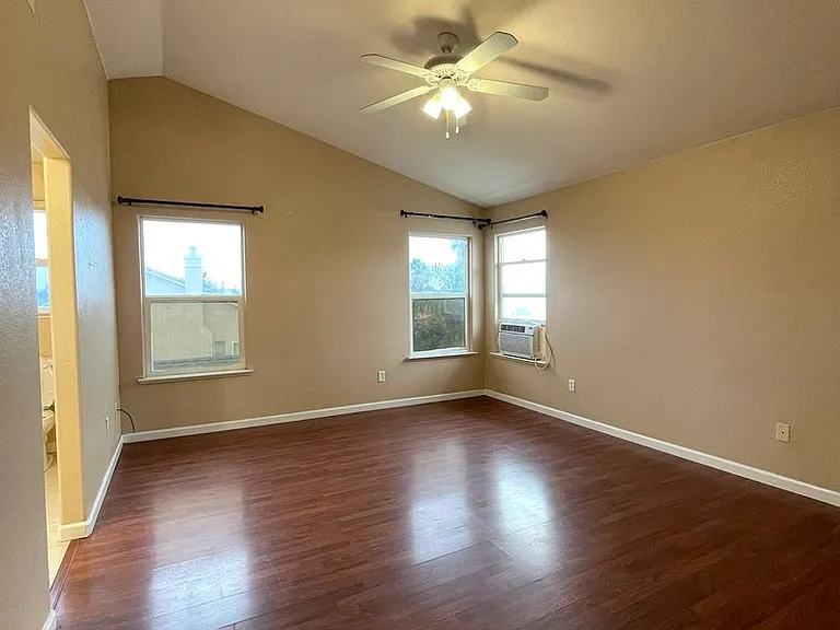 425 San Fernando St — Photo 18