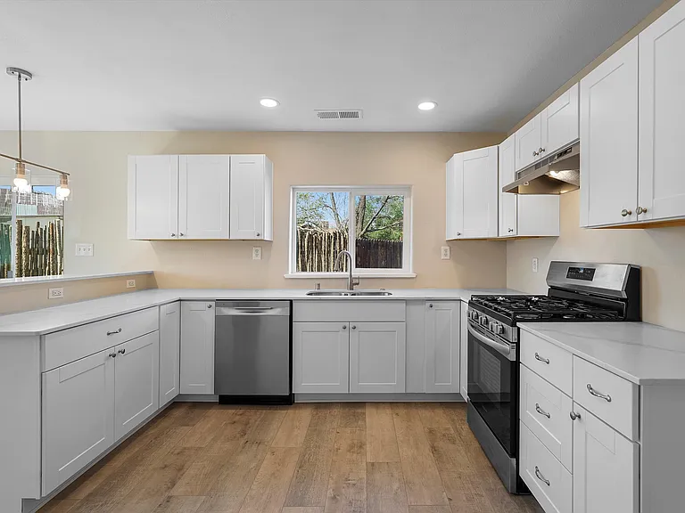 915 Kinley Ave NW — Photo 16