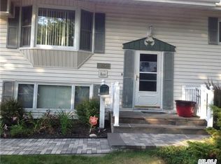 89 Ridge Rd, Wheatley Heights, NY 11798