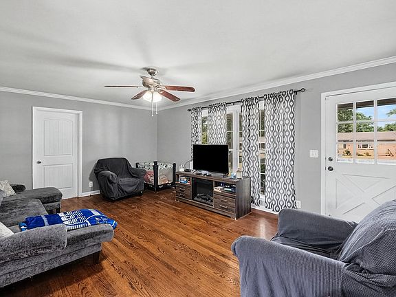 2nd image of 915 Temple Ct