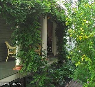 Side entrance into dining room