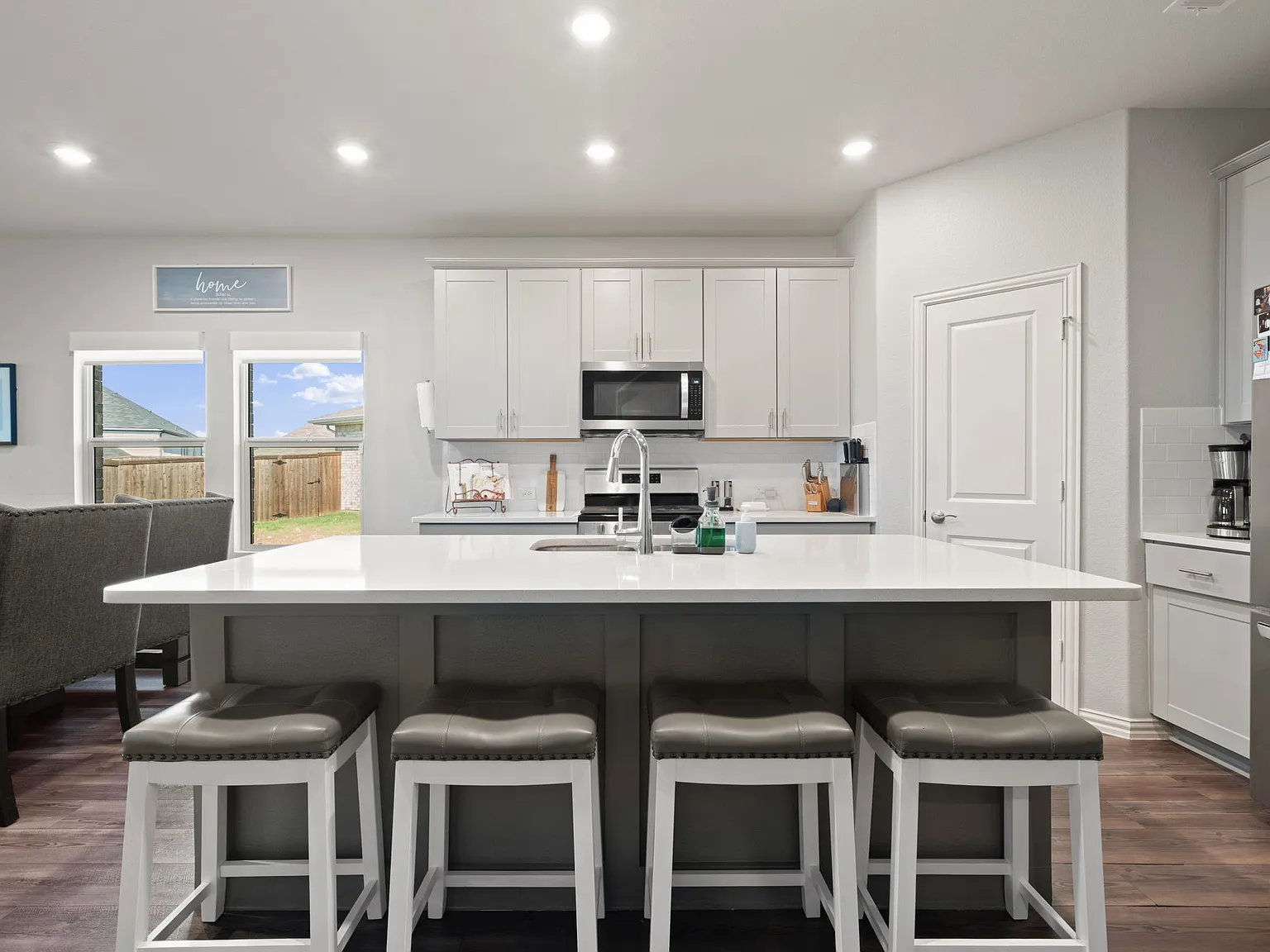 4 bed, 2397 sqft, $2,700 — Photo 3
