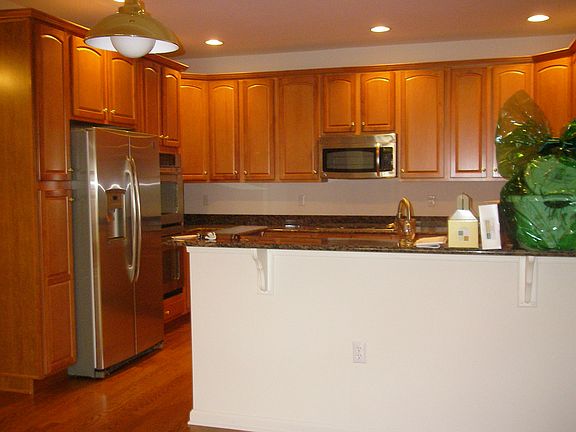 All Maple kitchen cabinets and high end stainless steel applicances