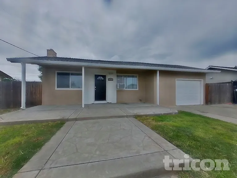 207 Roger St — Photo 2