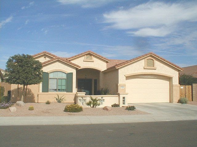 Great Curb Appeal!!