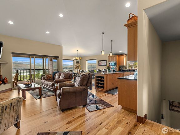 4th image of 2642 Catalina Ave