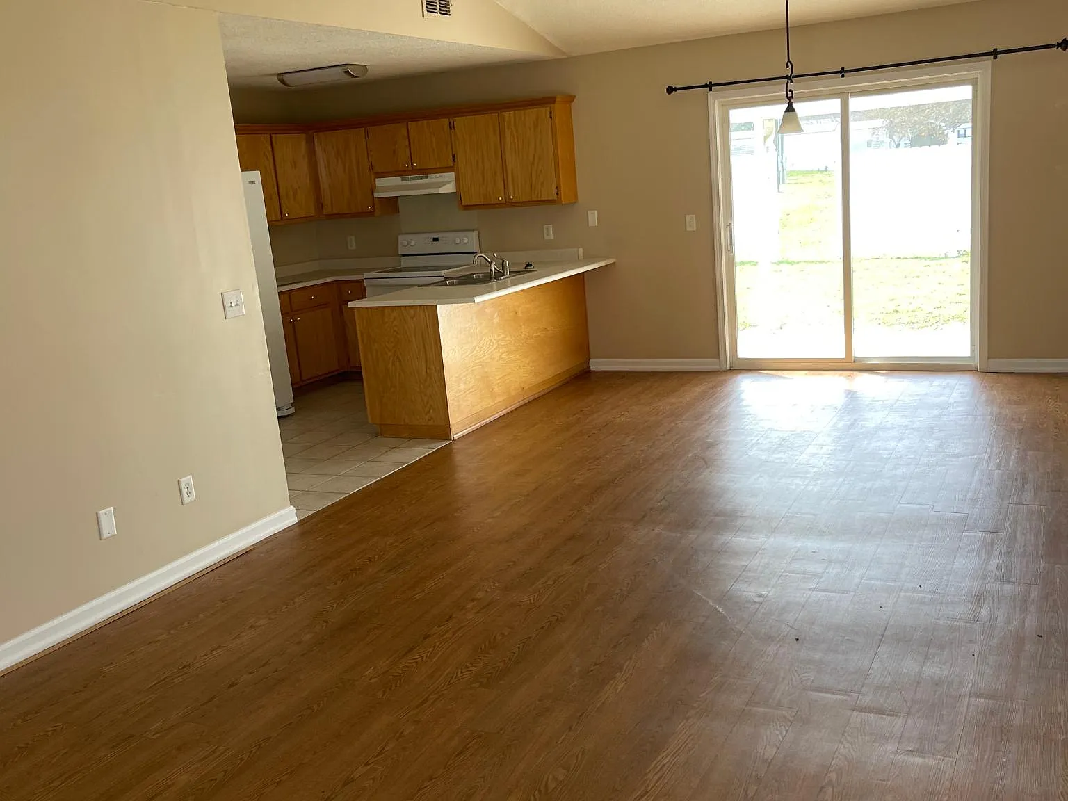 2 bed, 825 sqft, $1,050 — Photo 3