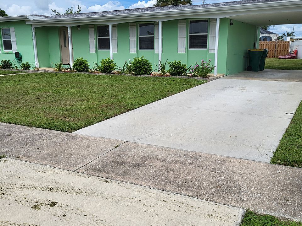 Front of home with carport 2 car driveway