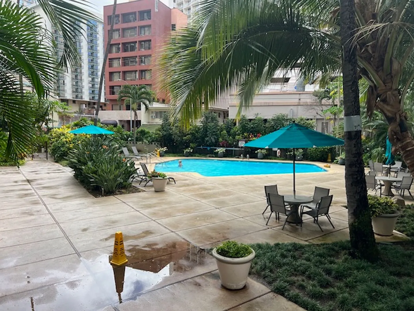 Fully Furnished One Bedroom Overlooking Pool on Ena Road in Waikiki — Photo 1