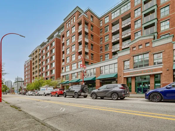221 Union St #417, Vancouver, BC V6A 0B4