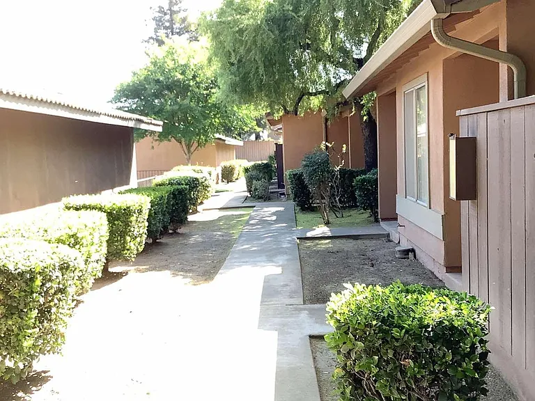4008 Elmo Loop #D — Photo 2