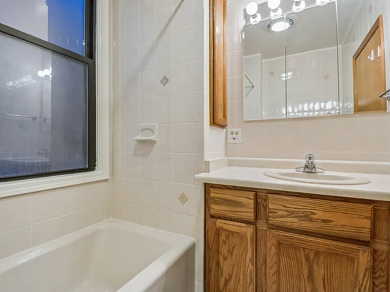 1354 W George St #1 — Photo 9