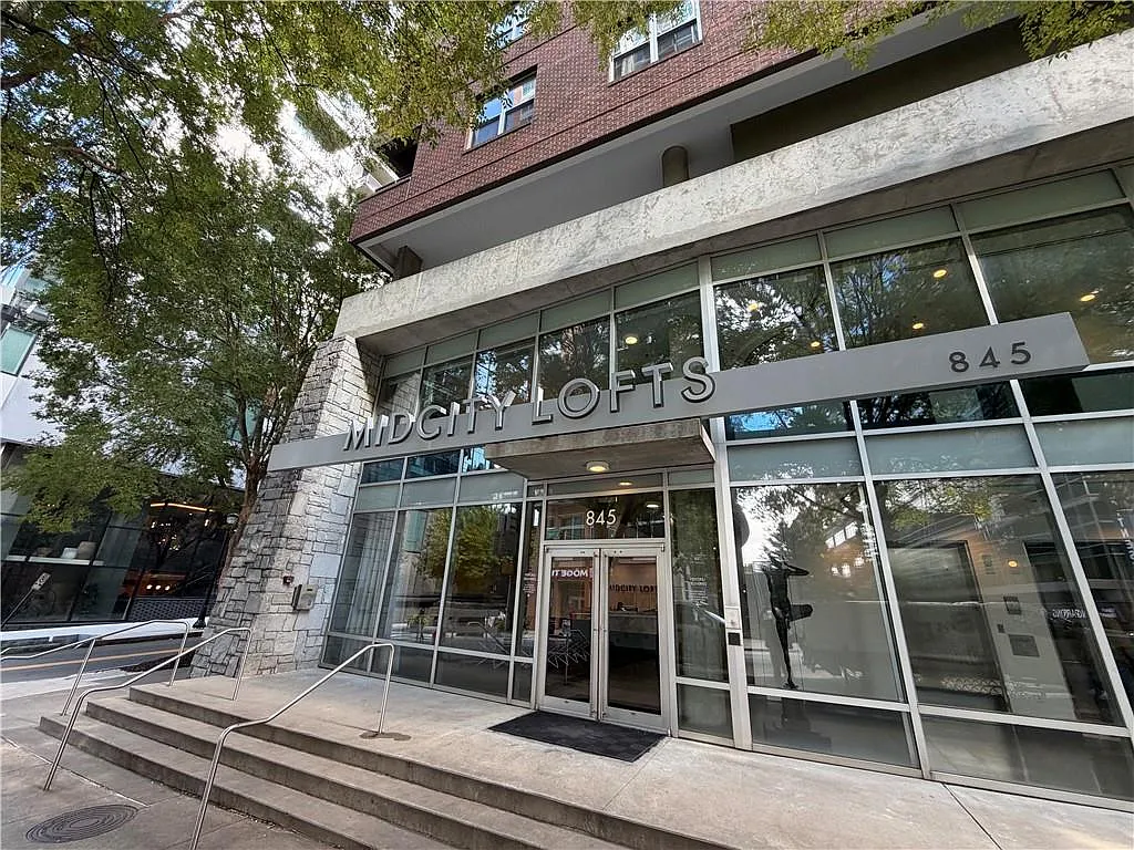 1 bed, 1.0 bath, 1085 sqft, $2,600 — Photo 1