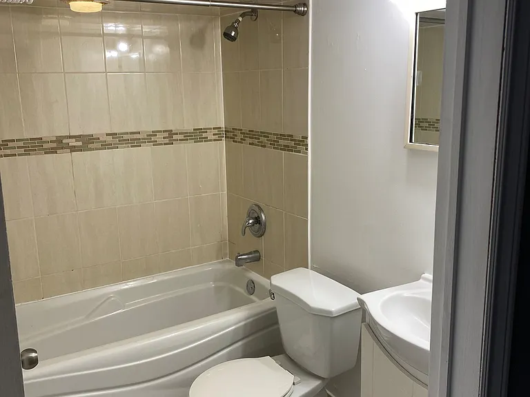 61 Rushbrooke Ave #LOWER — Photo 9