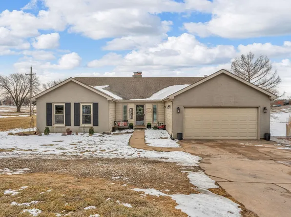 8425 SW 21st St, Topeka, KS 66615