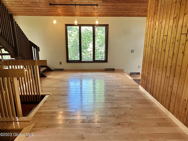 4th image of 1085 Rector Road