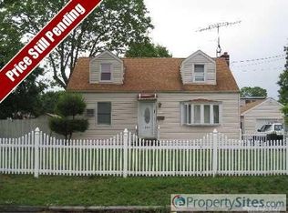 383 Parkside Ct, Copiague, NY 11726