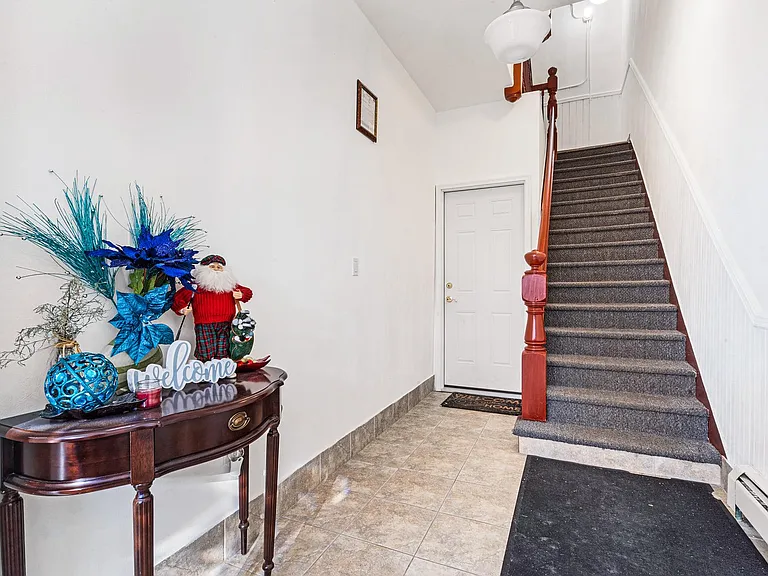 A beautiful bright entrance!
