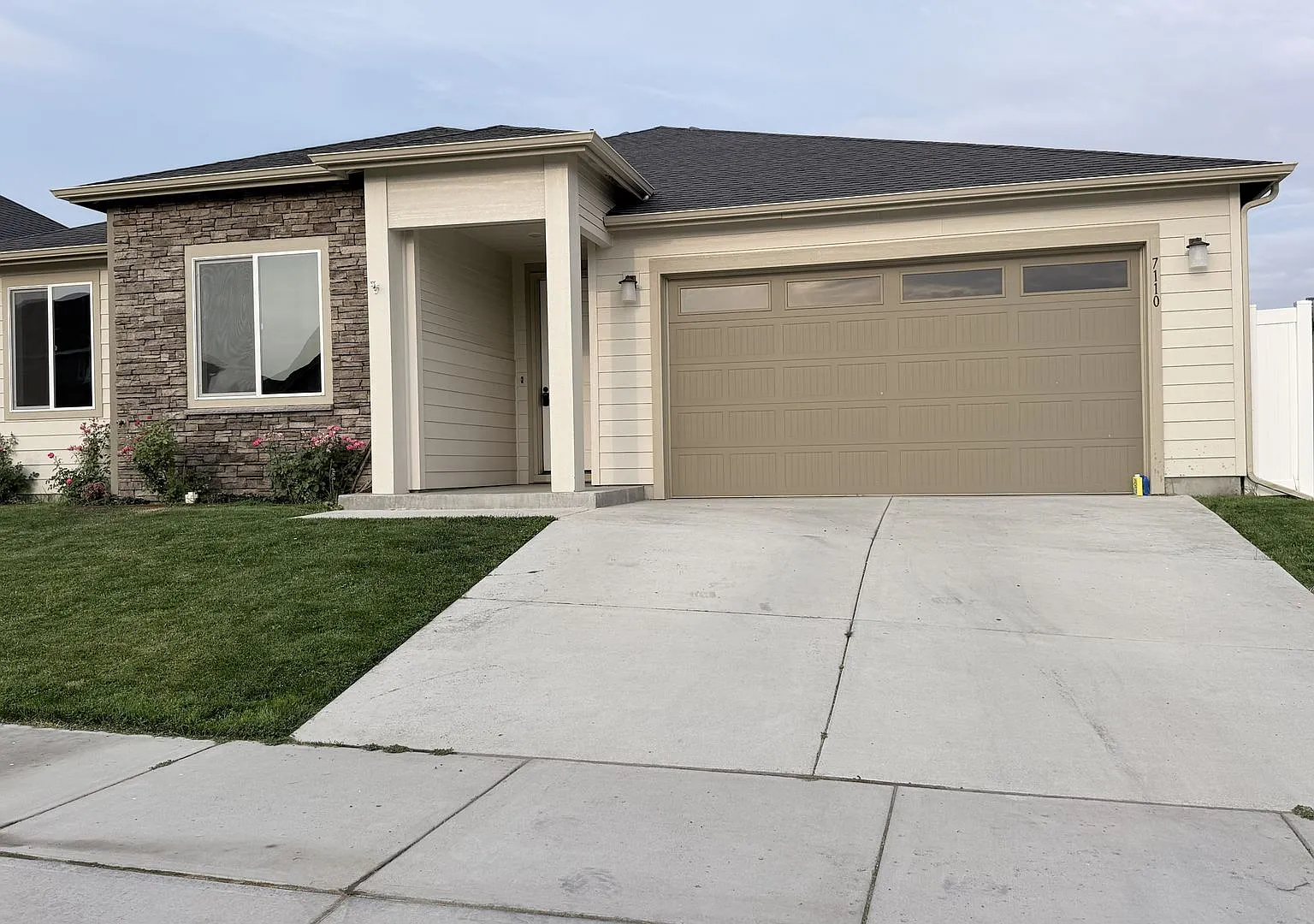 4 Bed, 2 Bath Home in West Plains (Medical Lake exit) — Photo 1