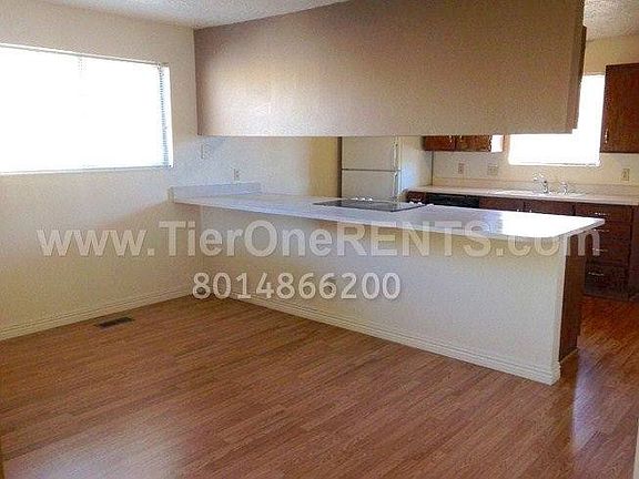3rd image of 619 E Angie Cir