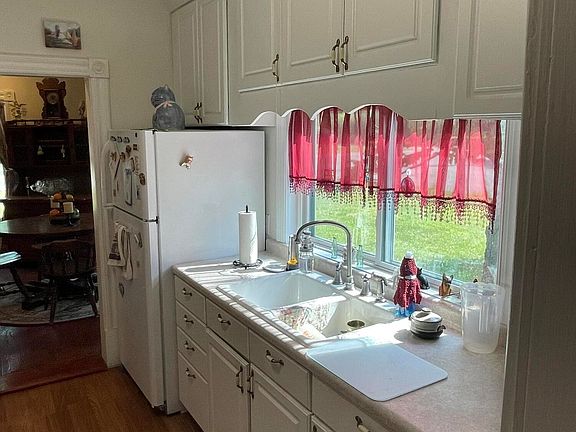 3rd image of 703 W Ellis Ave