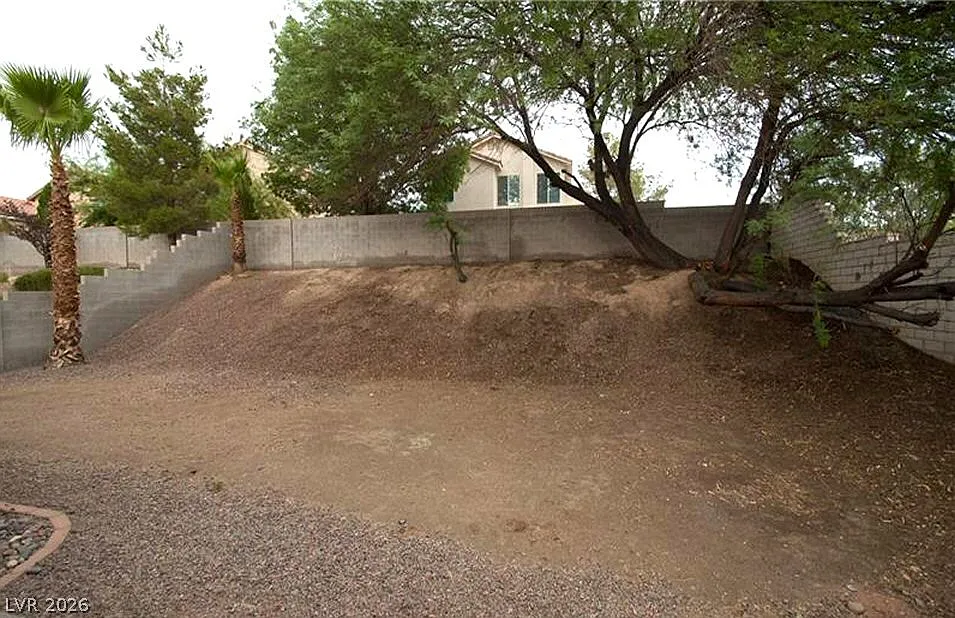3 bed, 2.0 bath, 1584 sqft, $1,995 — Photo 3
