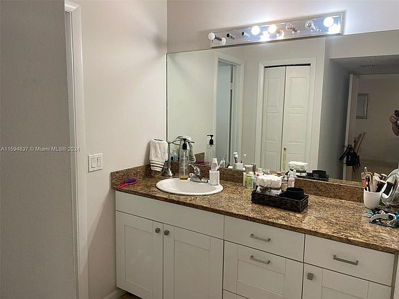 5th image of 405 Lakeview Dr APT 102