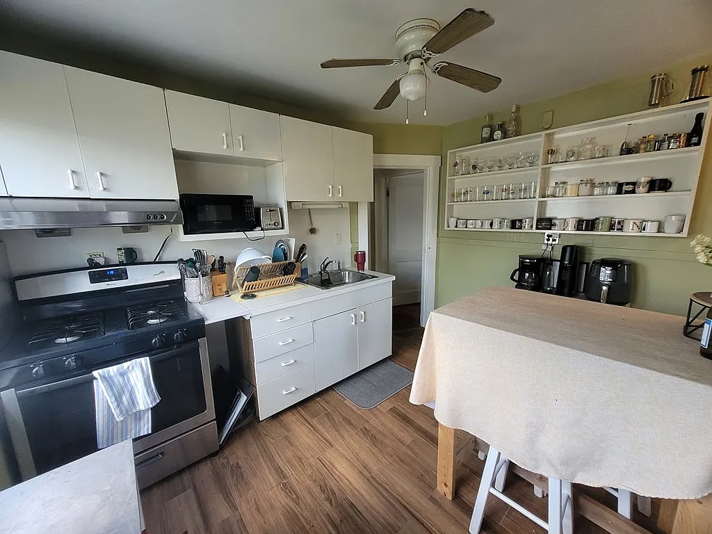 3 bed, 1100 sqft, $3,100 — Photo 3