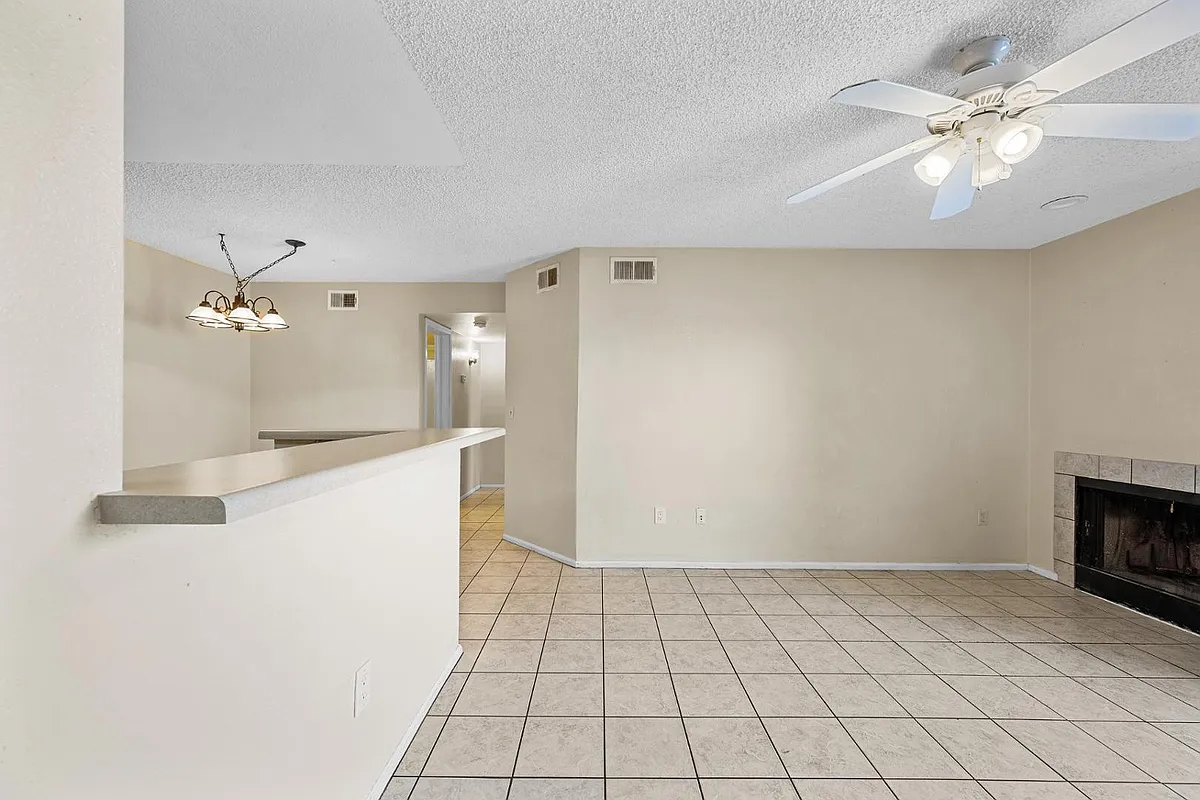 Building Photo - 533 W Guadalupe Rd #1047