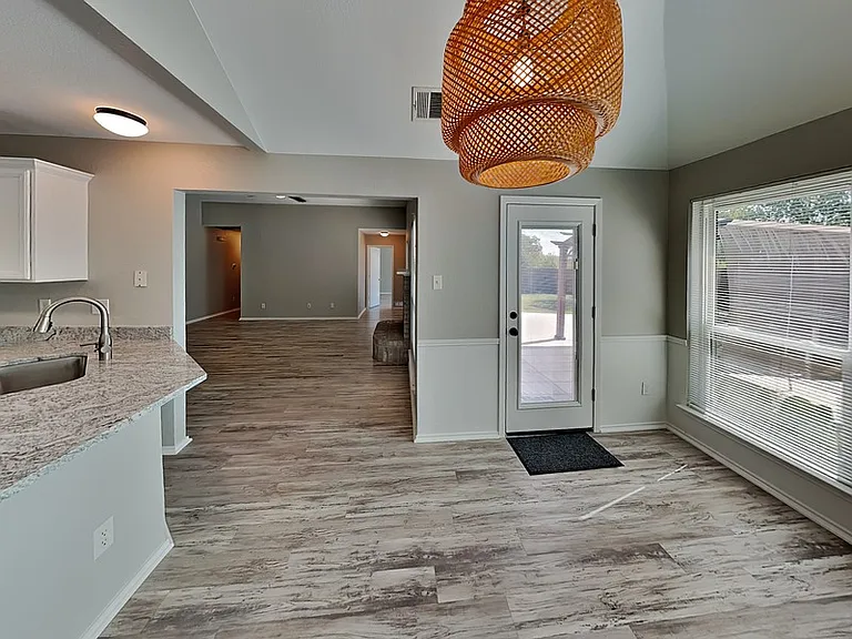516 E Oak St — Photo 6