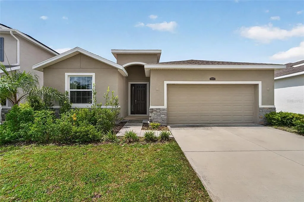 4 bed, 2.5 bath, 2346 sqft, $3,200 — Photo 2