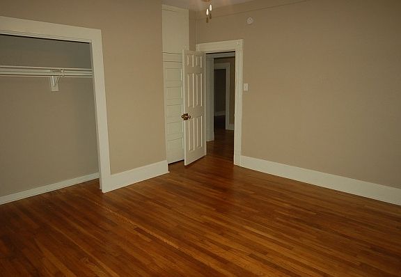 3rd image of 909 W 22nd 1/2 St