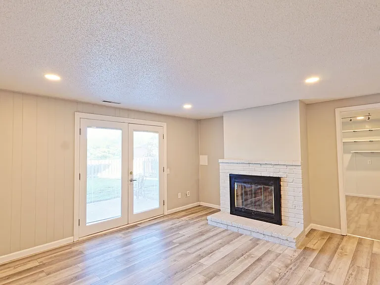 975 Barbizon Dr — Photo 27