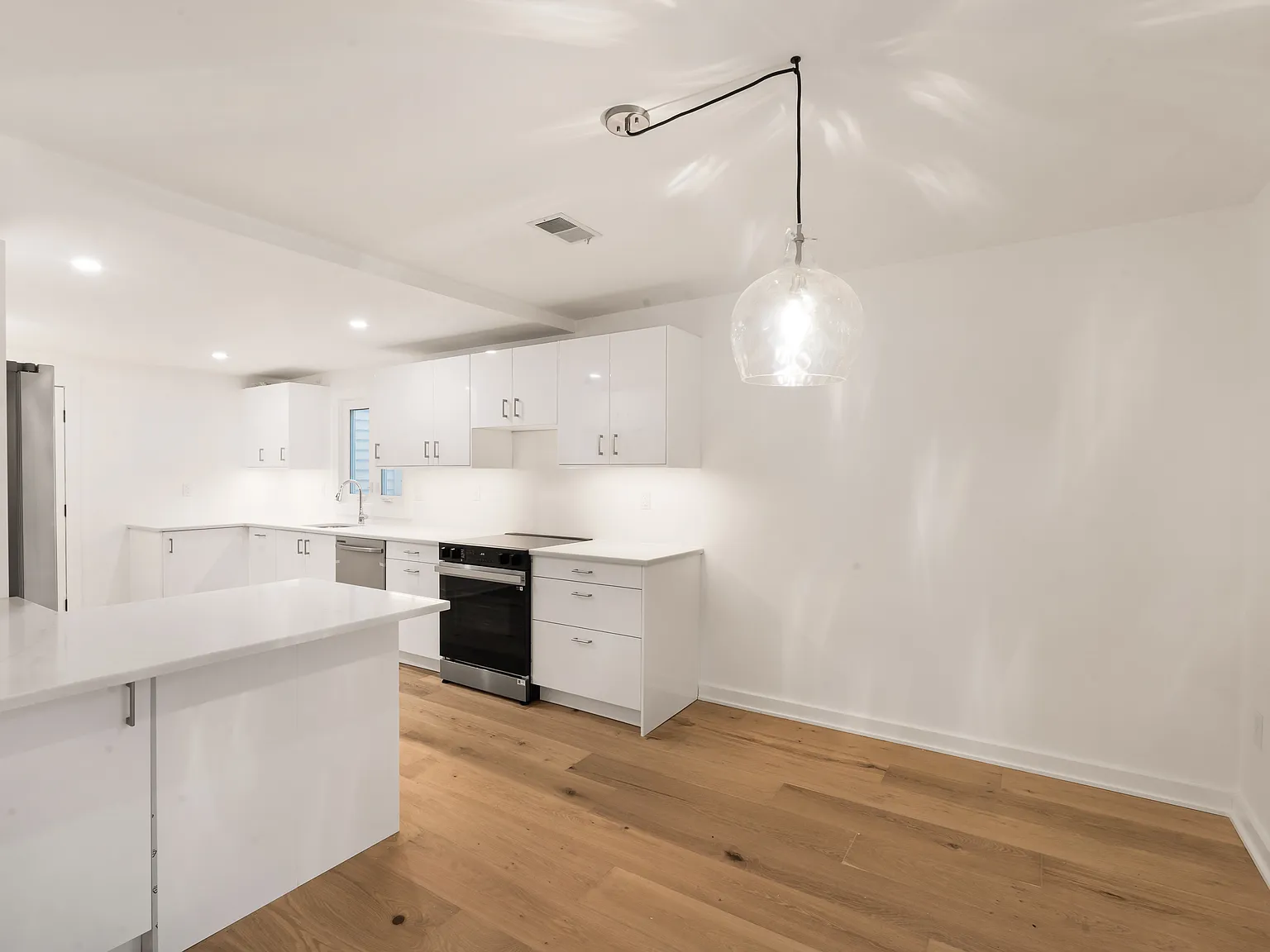 2 bed, 2.5 bath, 1276 sqft, $4,000 — Photo 2