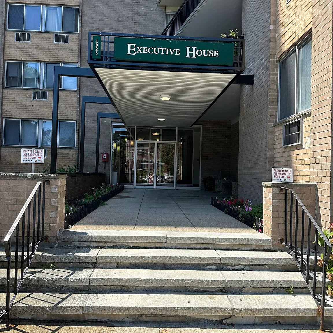 2 bed, 1.0 bath, 940 sqft, $2,400 — Photo 2