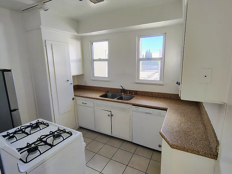 9760 Charleville Blvd #Penthouse C — Photo 5