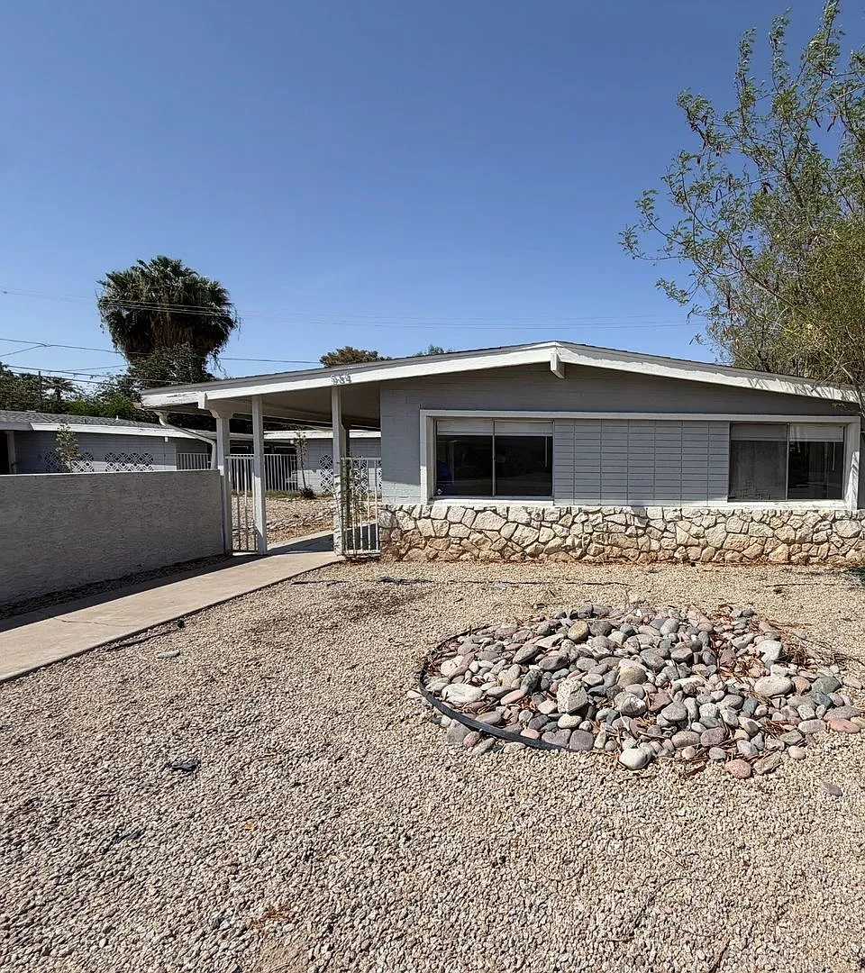Spacious...Melrose District 2 bed with Private yard! Move in Specials.... — Photo 1