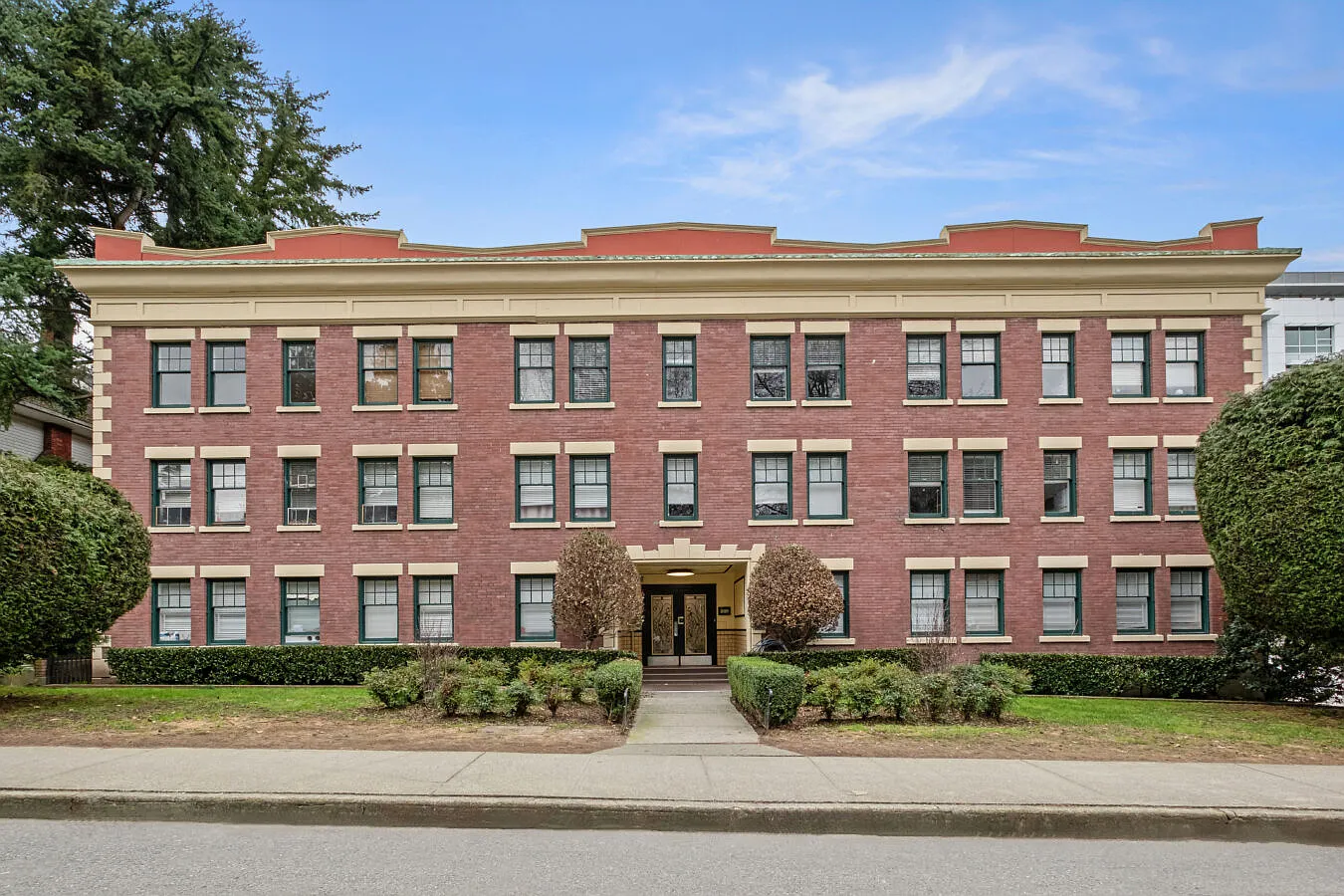 Vallejo Court Apartments — Photo 2
