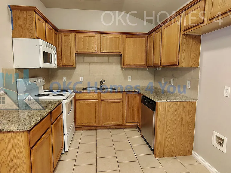 606 Garrison Ln — Photo 8