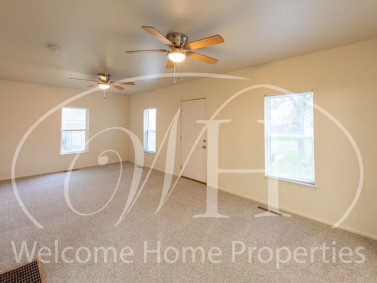 403 SW 2nd St — Photo 8