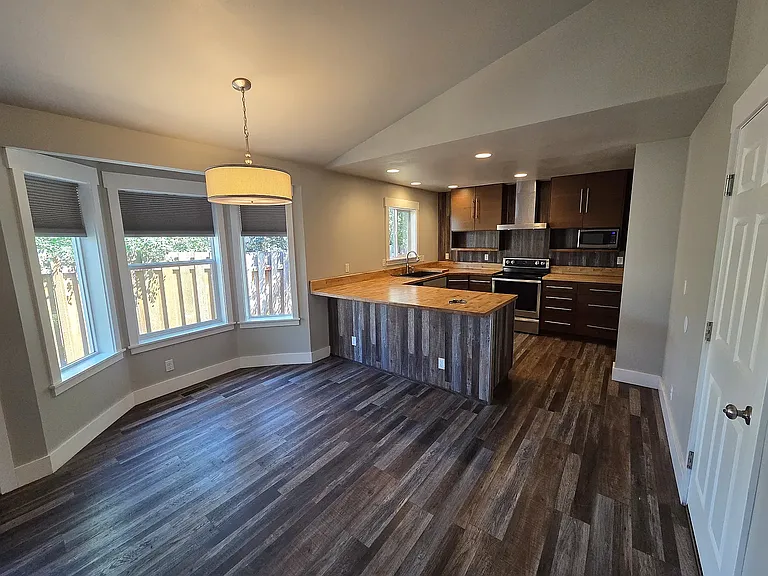 413 Margaret Way — Photo 5