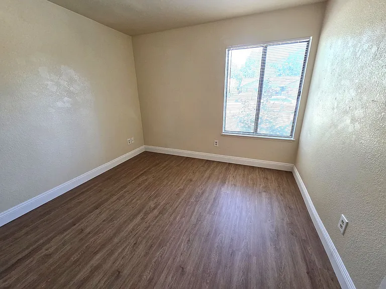 1139 W Glenn Ct — Photo 6