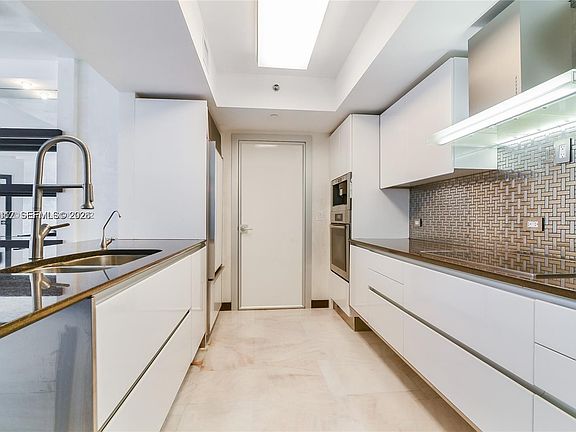 5th image of 17201 Collins Ave #Den-1403