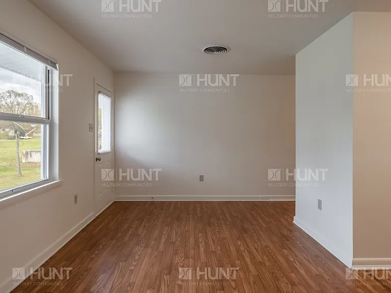109 Maryland Ln — Photo 3