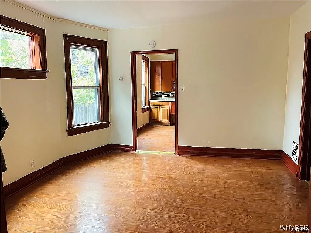 3 bed, 1000 sqft, $1,100 — Photo 2