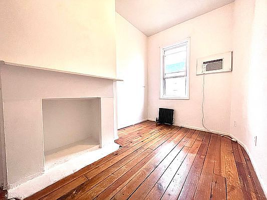 3rd image of 523 Graham Ave APT 3R