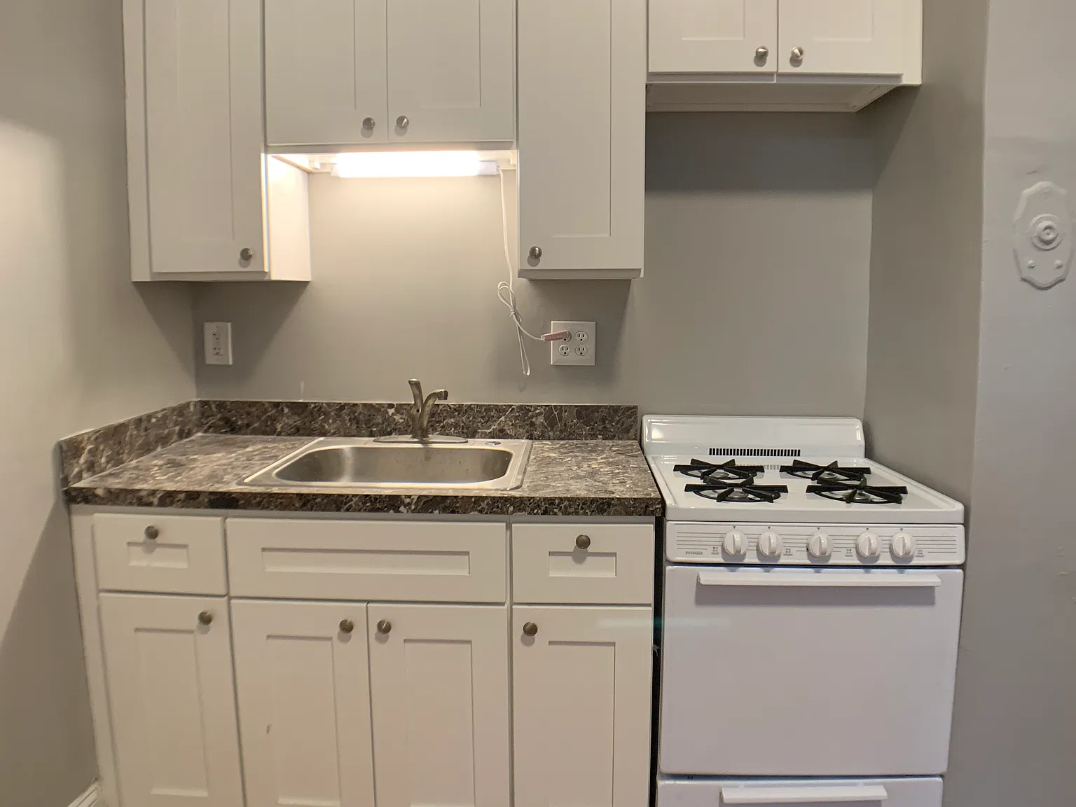 1 bed, 400 sqft, $1,050 — Photo 3
