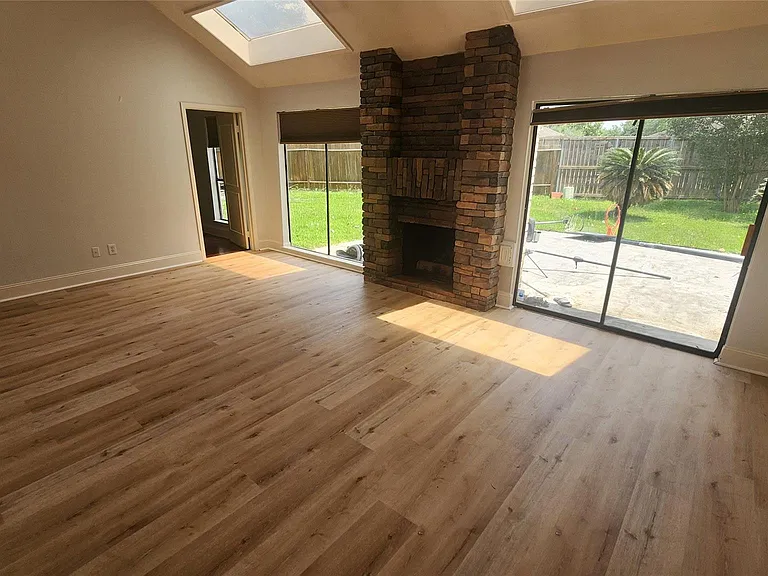 2127 Manor Green Dr — Photo 7